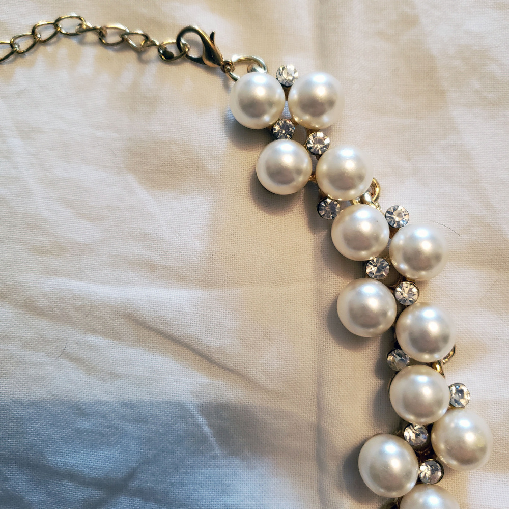 Faux Pearl and Rhinestone necklace - Picture 3 of 6